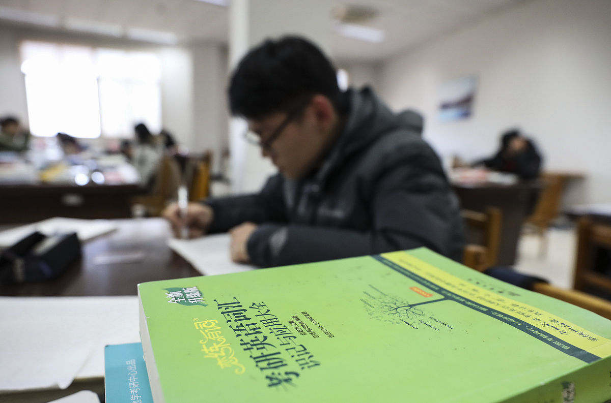 今年大三要求实习选择去好一点的实习公司边实习边备考积累实习经验等到明年毕业时辞职二战专心考研。这样的想法有什么坏处