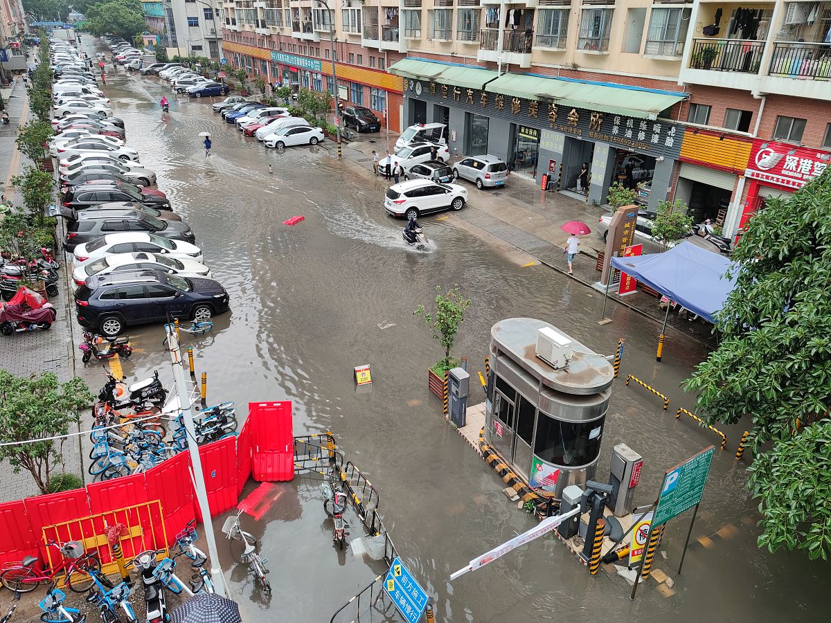 环圩东路提升工程改善出行环境，解决乱停乱摆和水浸街问题