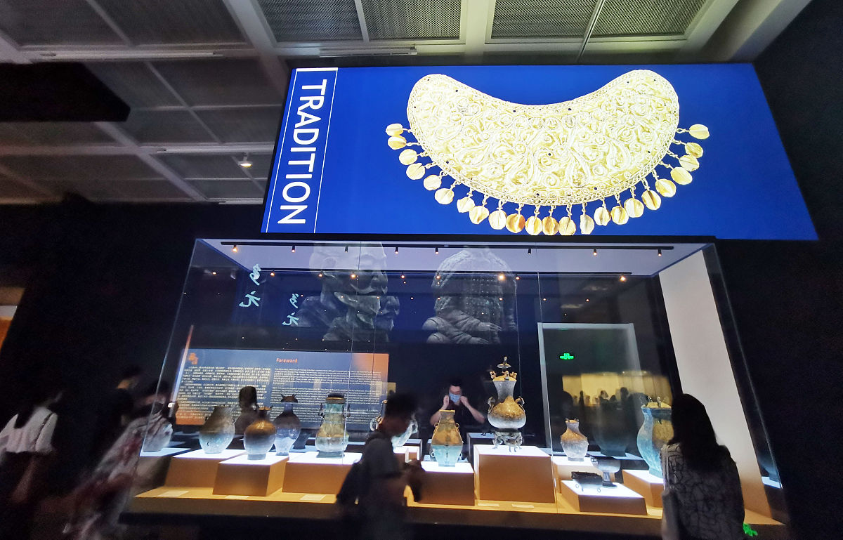 如何正确对待中国传统文化与外来文化？尊重、学习、开放、自信、创新