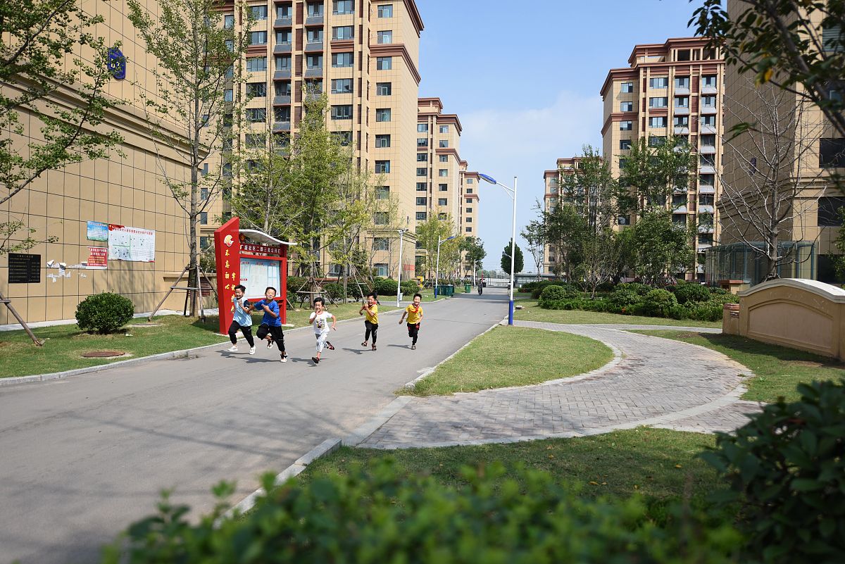 港务区绿地二期住宅小区混凝土道路三层灰土回填施工详解