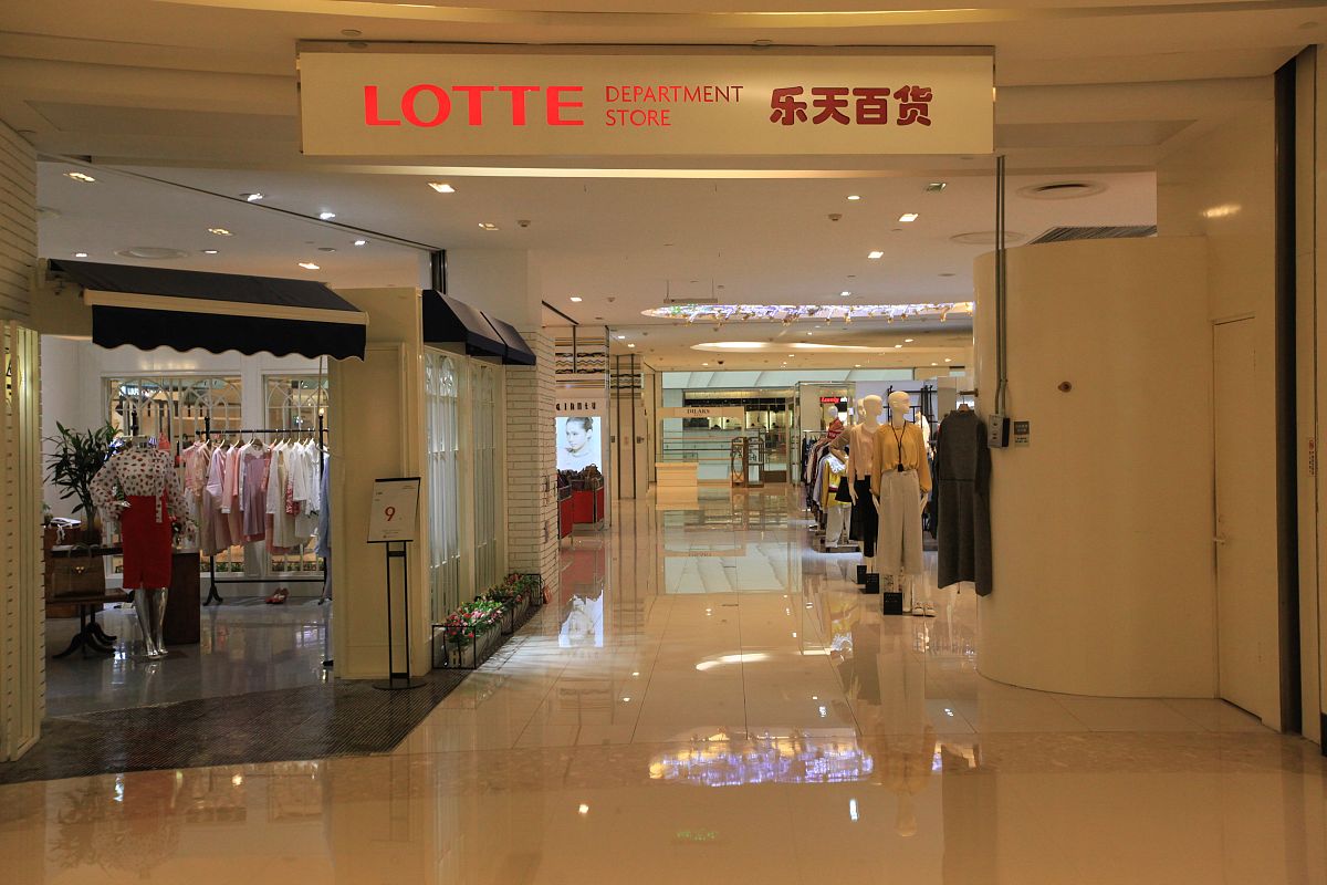 帮忙优化以下下面的内容要求内容通俗易懂读起来朗朗上口要有法律依据：沛县刘女士在沛县地下商场CCDD品牌女装店买了几件衣服回家发现商标有其他品牌的logo宾利堡CCDD专卖店拿着别的品牌的挂上自己的吊牌这算不算欺骗消费者