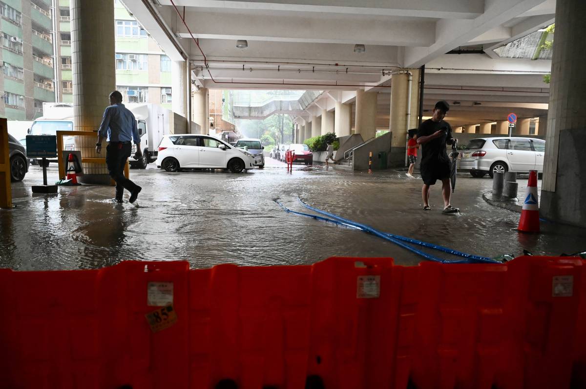 把下面这段话优化一下类似新闻通稿：沛县汉源街道红光小区1、地下室不能使用的问题马上到雨季了地下室存水一米左右上房已经7、8年了地下室不能使用。2、停车位没有规划管理乱停乱放。3、楼顶送的太阳能都摇摇欲坠随时都有掉下来的风险。红光小区属于经济适用房请求政府安排人员现场查看希望这任领导能给解决！