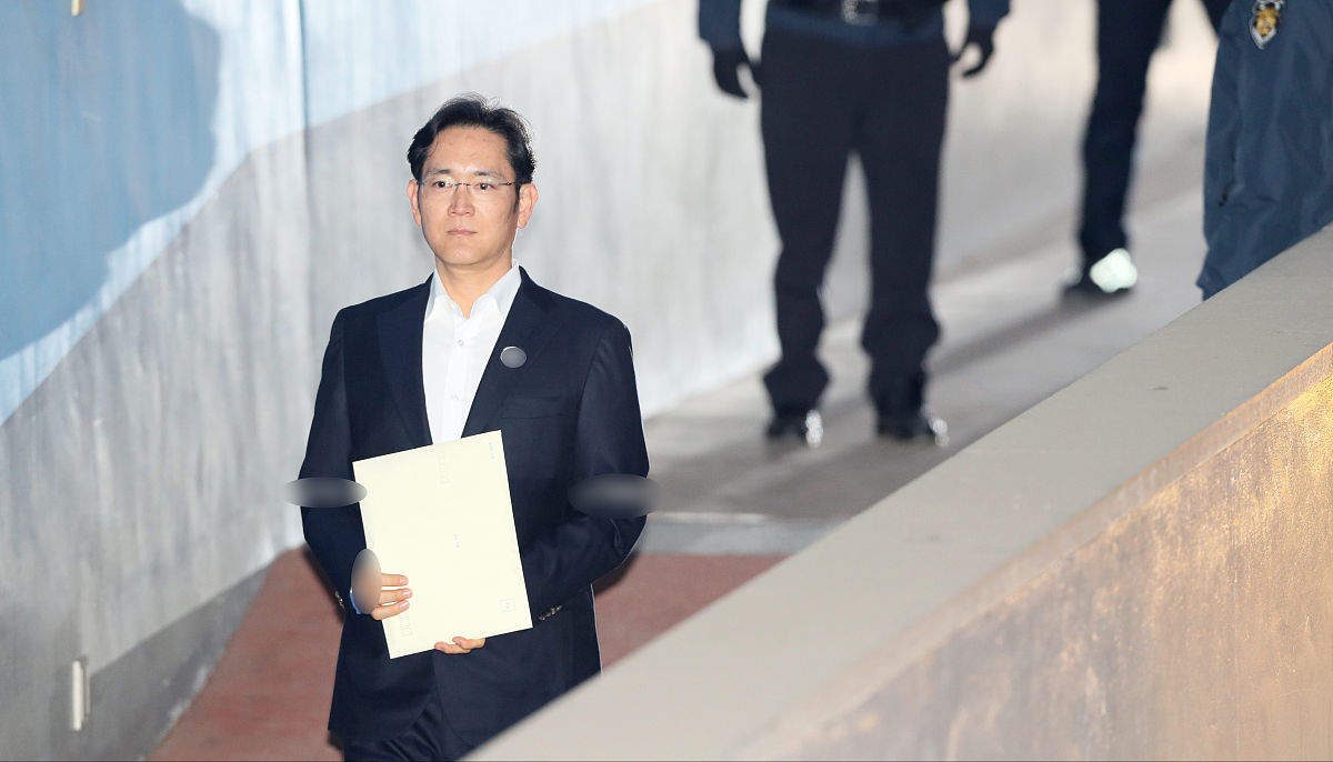 当地时间2018年2月5日,韩国首尔,韩国三星电子副会长李在镕被押往法院
