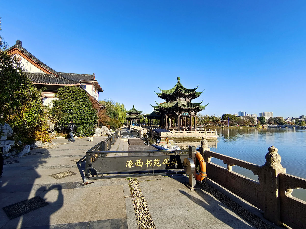 2021年12月5日,江苏南通,初冬濠西书苑成为众多游人的打卡胜地.