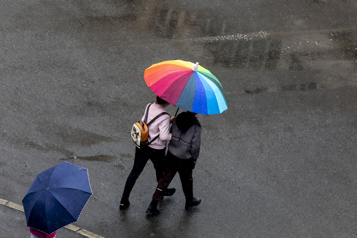 你好下雨天需要打伞。