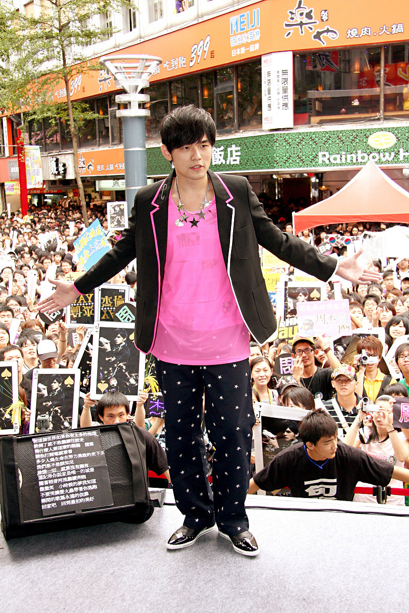 周杰伦“翻版”现身街头！素人小伙神似天王，音乐才华更令人惊艳！