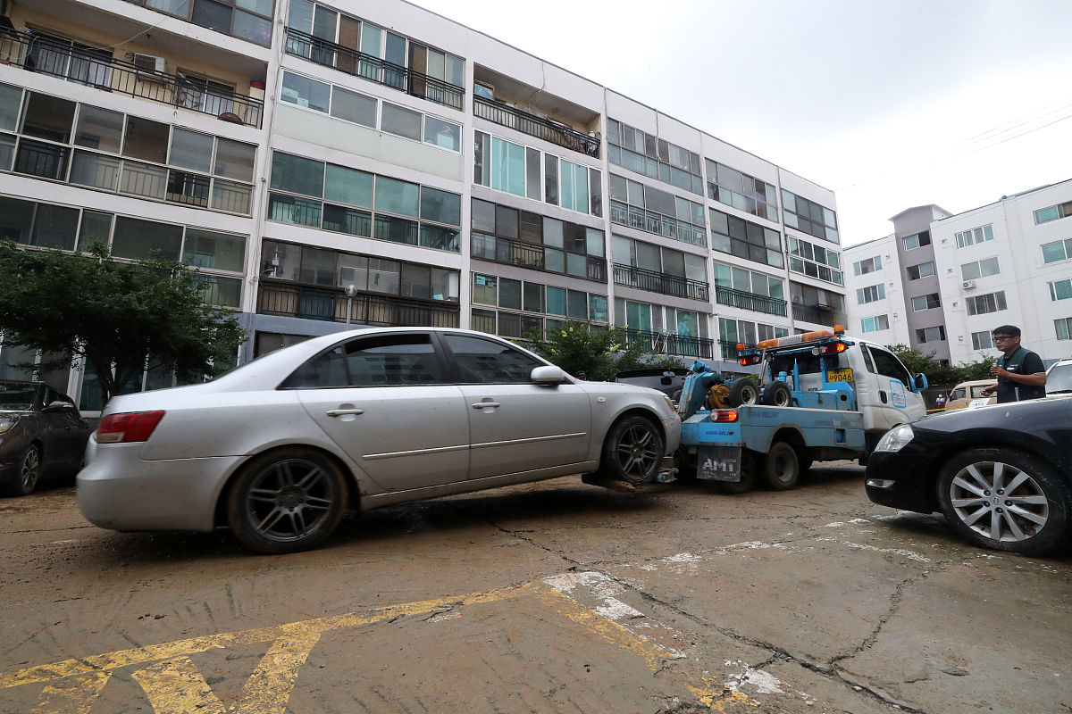 使用MATLAB用Euler法解下列微分方程dydx=1-e^-x y0=1并和它的解析解比较。yx=x+e^-x