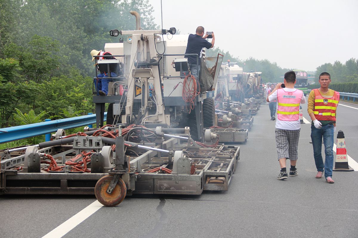 请以太湖县交通运输局的名义用官方的语言写一篇发言稿用于太湖县城市管理局主导的建筑渣土处置运输领域工作会。主题围绕进一步加强对城市各类建筑垃圾及工程渣土管理规范建筑垃圾和工程渣土的运输处置维护整洁的市容和道路交通安全环境2000字左右。