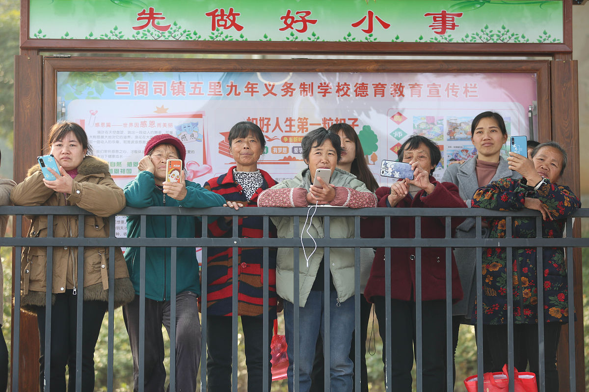 学校制度管理办法1 学校纪律：制定学校纪律明确学生和教师的行为规范对违反纪律的行为进行惩罚和纠正。2 学生考勤：建立学生考勤制度规定学生应按时到校、按时上课对旷课、迟到、早退等行为进行记录和处理。3 教师考勤：建立教师考勤制度规定教师应按时到岗、按时上课对迟到、早退等行为进行记录和处理。4 学籍管理：建立学生学籍管理制度对学生的入学、转学、退学等进行记录和管理。5 教师管理：建立教师管理制度对教师
