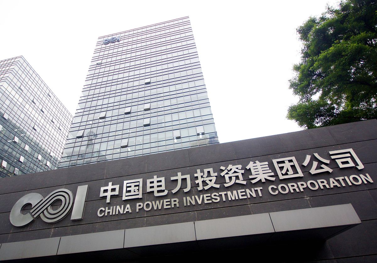 用新闻体裁重新编辑以下文章70年来我国电力工业蓬勃发展发电装机容量和发电量实现了惊人的增长分别增长了超过1000倍和1600倍。同时35千伏及以上输配电线路的长度也较之前全部线路长度增长了超过280倍。在这一过程中一个又一个变电站拔地而起一个又一个铁塔直指蓝天一条条银线穿山越岭见证了我国电力建设70年来的辉煌成就。这一切的背后是中国能建规划设计集团70年的智慧和汗水的结晶。