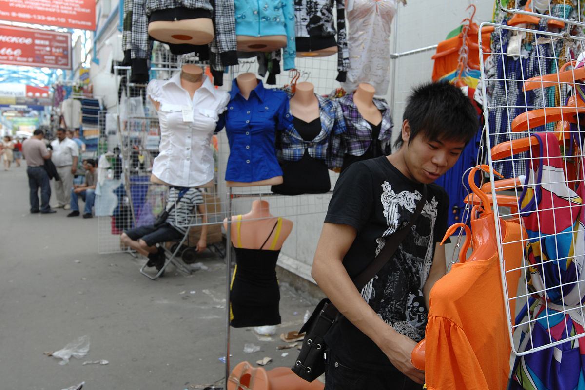 2009年7月17日,莫斯科卢日尼基服装市场.moscow, russia. july 17, 20