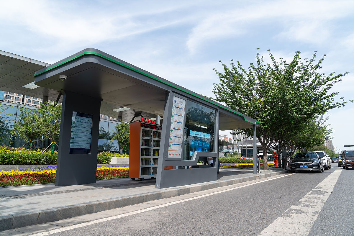 智慧公交站由顶棚和立柱、灯箱、座椅、电子站牌和配套控制系统、音频设备和配套控制系统、监控设备和配套存储、控制系统构成。请根据上面一段描述扩展一段文本