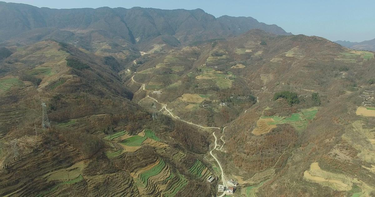 客家人所强调的风水宝地要义有三：一是要有龙势。即山脉绵延起伏、层峦叠嶂、罗列有序、奔腾有势等；来龙之势的大小主导着富贵的等级及人丁的兴旺。二是要有局。即对景罗列各峰湾环回托或旗或鼓或印或案皆应为基地所用；局主导功名官禄。三是要有水。即基地前面有对逆的江河但江水又不是直冲基地而是水口回环带水；水主财路。因此为寻得风水宝地他们宁愿等上几年、十几年甚至几十年。若一时间找不到吉地便把金盎寄放于山间岩穴或田
