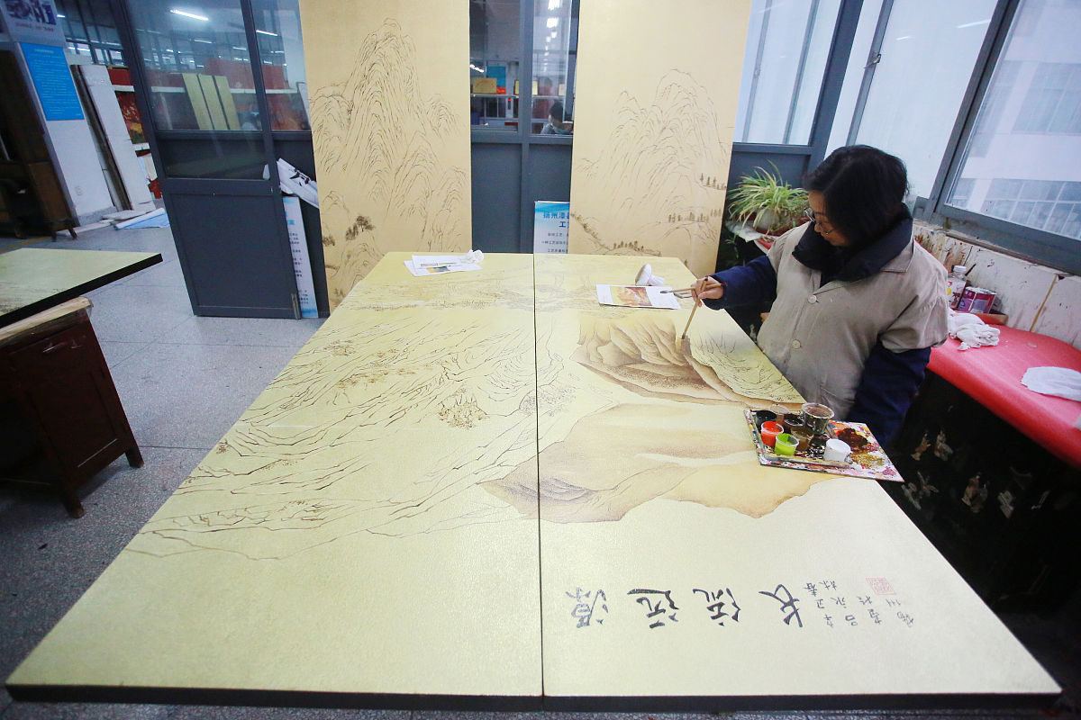 2021年1月21日,江苏扬州,工人在制作漆器制品.