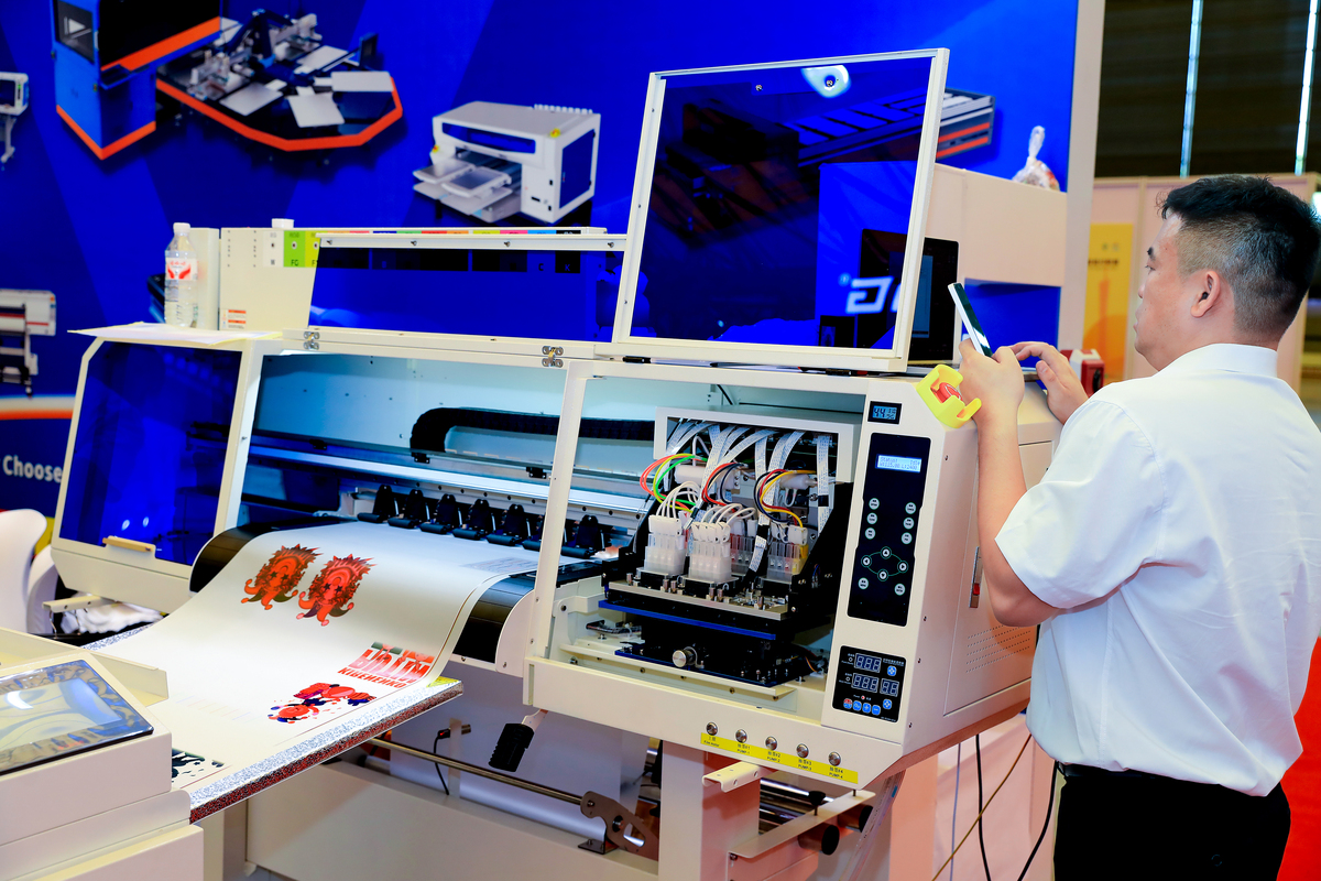 高速布料视觉检测系统设计方案 - 2米/秒检测效率，精度达0.3毫米