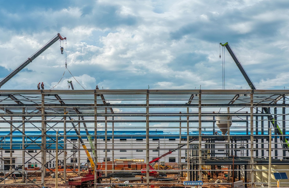 写一篇不少于500词的喀麦隆钢厂房的施工标准的文章