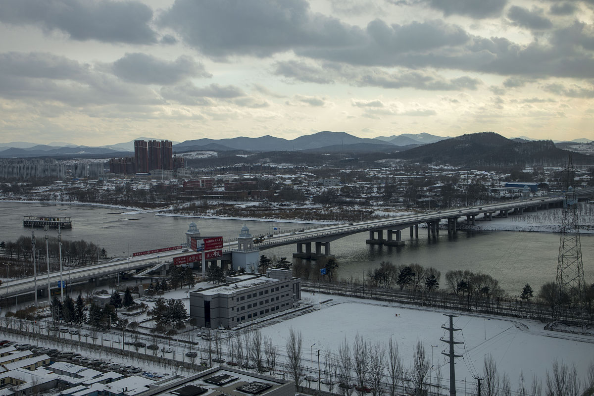 2021年11月23日,吉林市,横跨松花江的白山大桥.