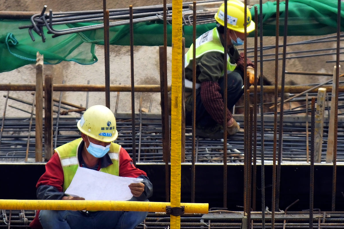 写一篇关于房屋建筑工程施工现场安全管理对推动建筑行业良性发展的作用。