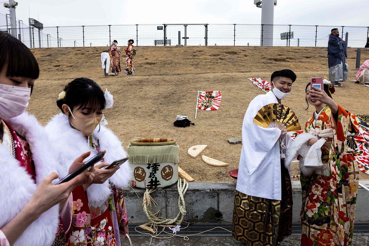 当地时间2022年1月10日,日本神奈川县,当地为20岁的年轻人举办成人礼