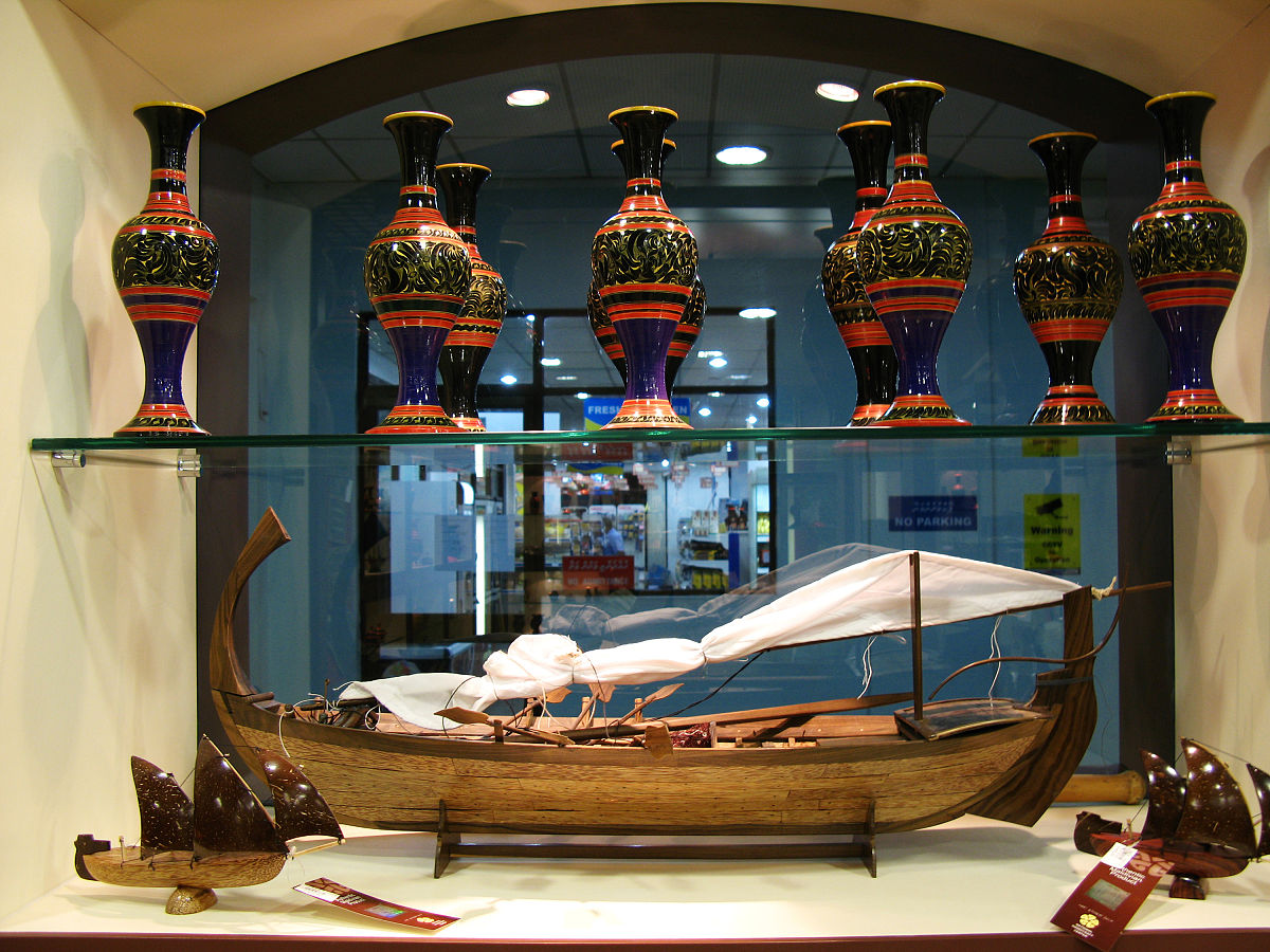 2008年2月5日,马尔代夫马累旅游商品一条街,商店里出售的各种具有当地