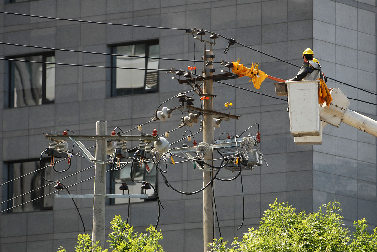 已知充电站总投资金额为1183100元，设置12枪充电枪功率为双枪120kw功率，整站点用电效率为50%，电价费用为0.7元，服务费为0.5元，运营维护费费率为6%，场地修缮费为每年五万元，求年运营成本是多少