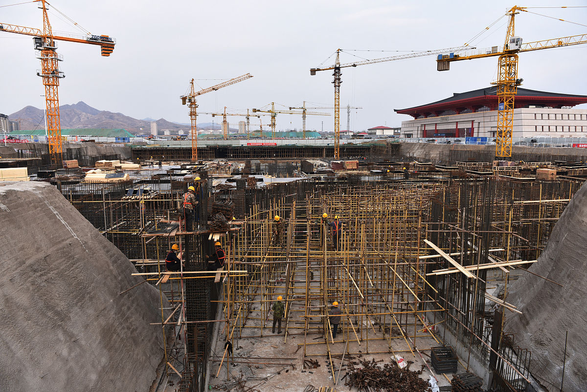 2020年4月11日,河北张家口,工人在京张高铁宣化北站广场建设工地上施