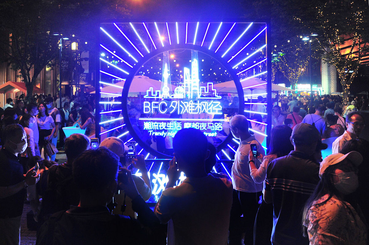 我是一家运营了10年的派对酒吧现在要举办第九届超级客户颁奖典礼在典礼开始前需要一个开场视频视频是以震撼的文字画面为主的你可以给我编写三十组相关的文案吗