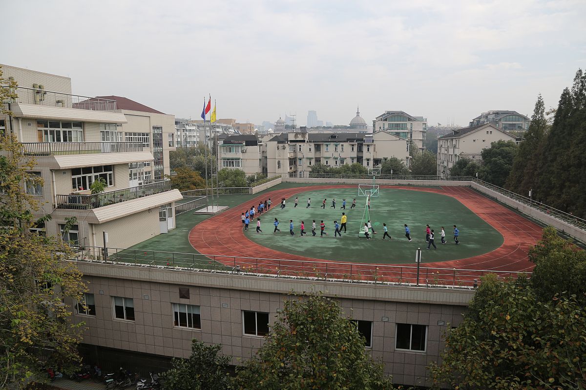 学生上芜湖市镜湖区27中、昆山花桥镇花桥中学