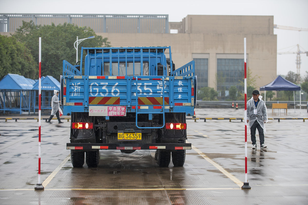 你是一名记者写一篇全市机动车教练员职业技能竞赛的新闻稿语气活泼亲切