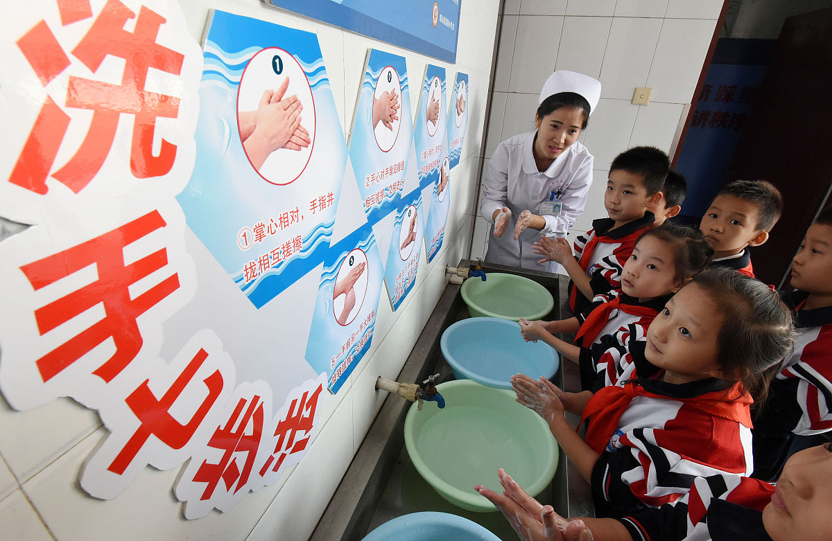 案例一：本人所在的班级为幼儿园大班。班级里有这样一个小朋友他活泼好动比较顽皮总是喜欢跑跑跳跳平时我和班级里的另一位老师对他也是格外的关注。有一天在游戏过后小朋友们在排队洗手的过程中他跑着进入了洗手间。由于地面过滑摔坏了胳膊。教师及时了解情况通知家长送他去了医院。案例二：由于本所幼儿园的滑梯设计在一楼与地下室的楼梯旁。幼儿在玩滑梯的过程需要通过上下楼梯并且楼梯过长。某天下午带幼儿进行玩滑梯的游戏活动