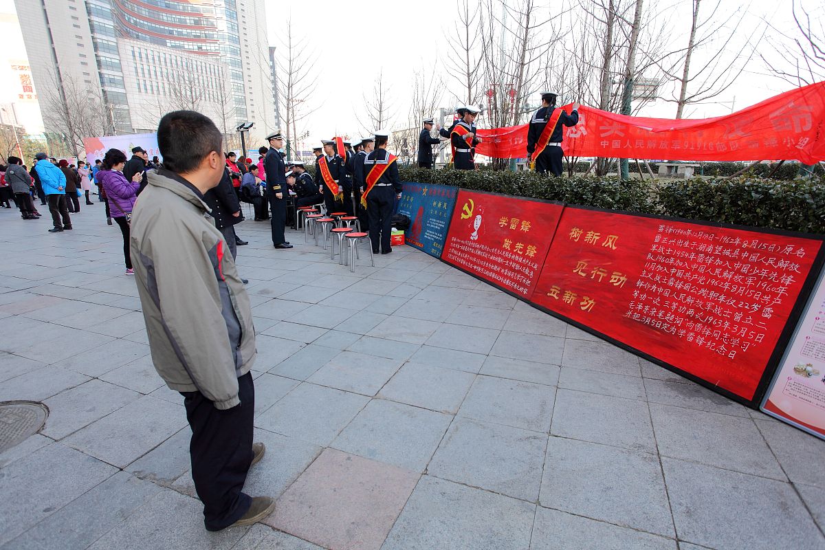 三下乡参观红色文化纪念馆关爱孤寡老人帮助老人打扫卫生为乡村儿童补习功课创一个新颖标题