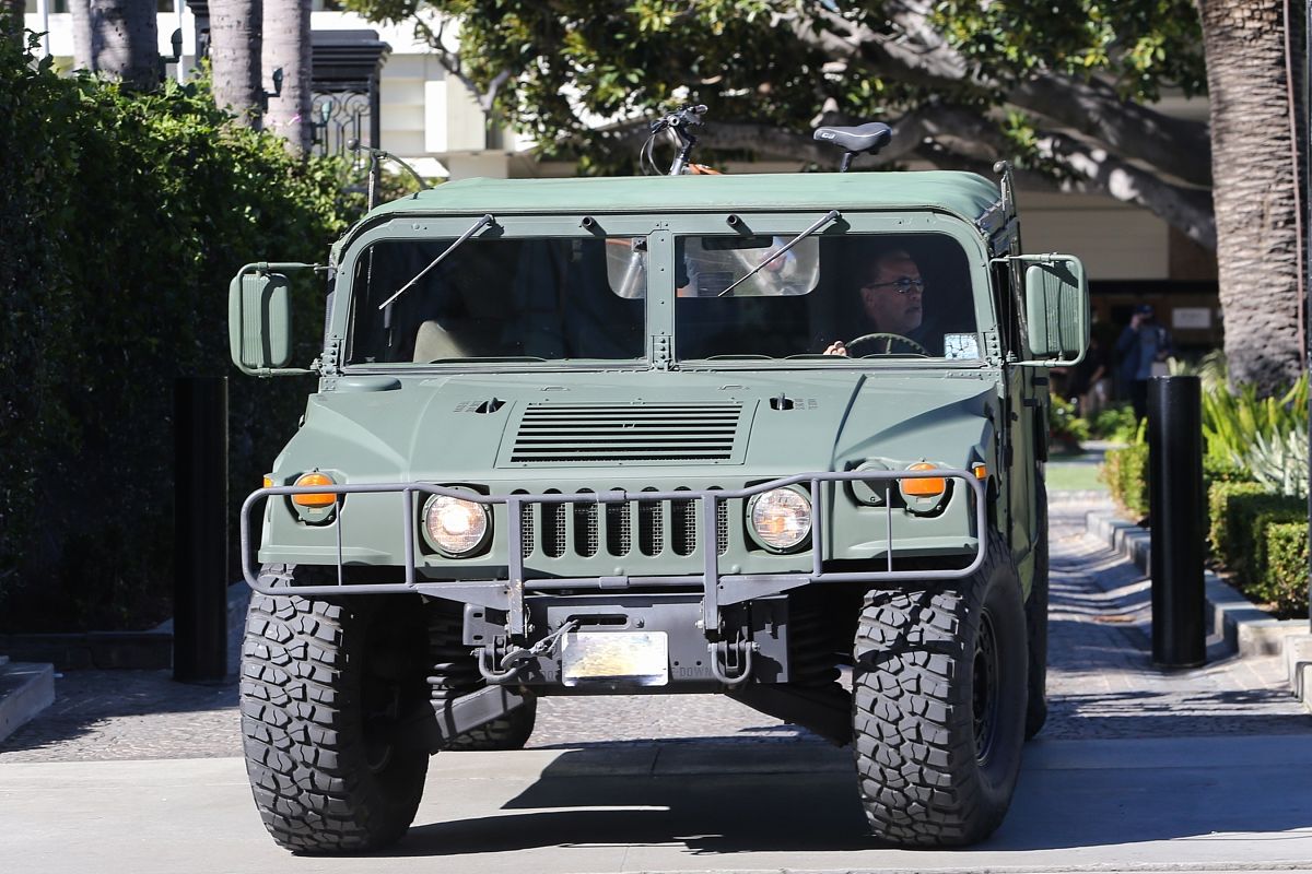 santa monica, ca  - *exclusive*  - arnold schwarzenegger out rid
