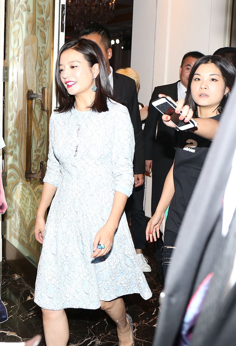 李咏女儿法图麦正式出道：五国语言学霸，提前一年名校毕业，她的星途会一帆风顺吗？