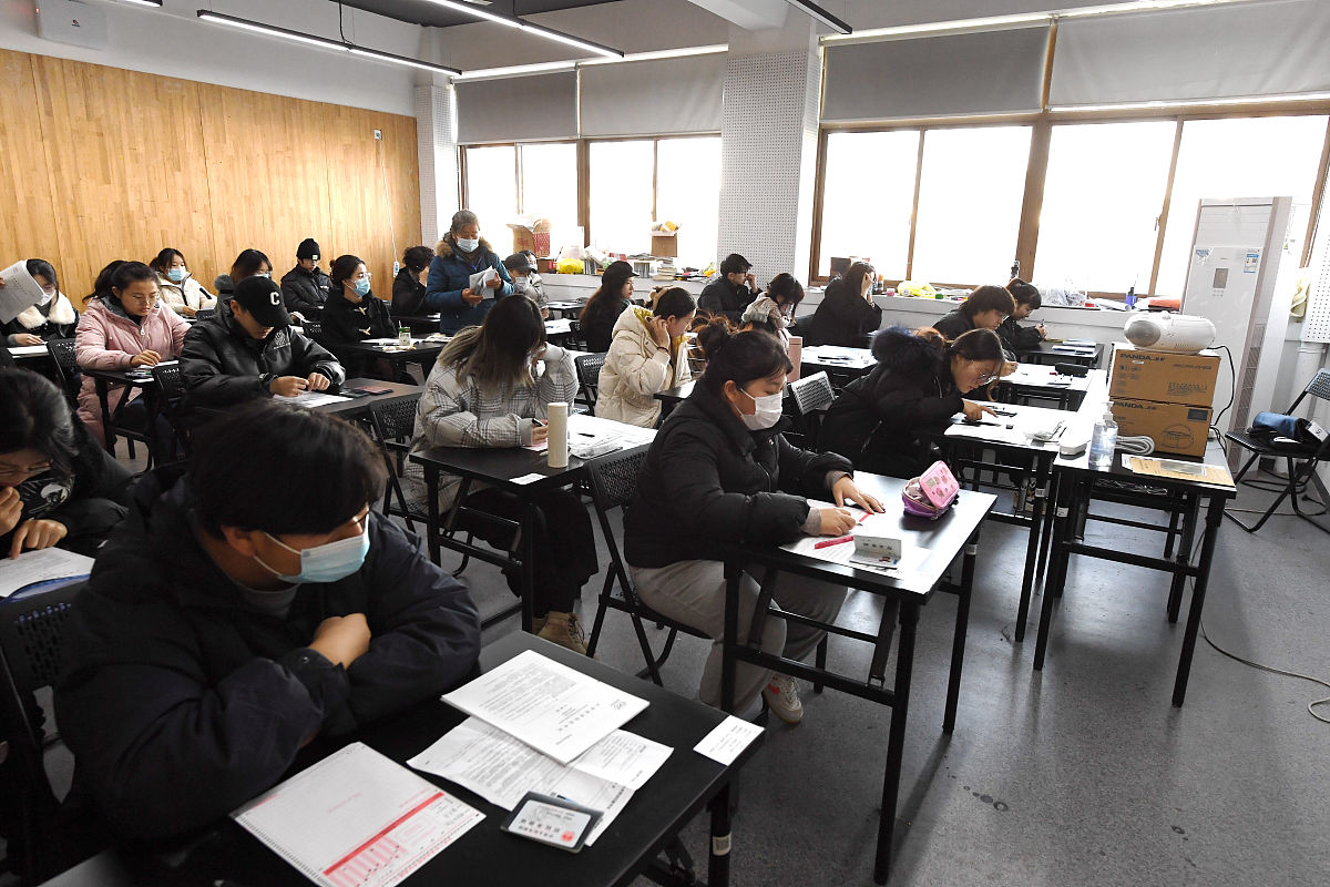 2021年12月18日,南京艺术学院考点,考生在开场静候开考.