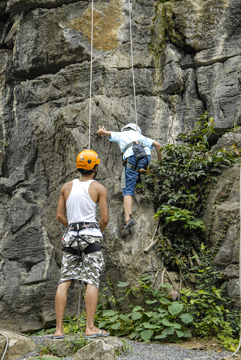 我想让你做一个旅游指南。我会把我的位置写给你你会推荐一个靠近我的位置的地方。在某些情况下我还会告诉您我将访问的地方类型。您还会向我推荐靠近我的第一个位置的类似类型的地方。我的第一个建议请求是我想去广西柳州旅行爬山请给我制定一个行程计划