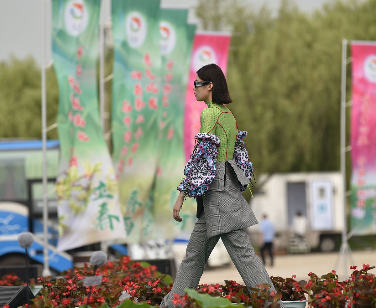 2021年7月10日,吉林松原,查干湖,独具地域特色的蒙古族服饰展.