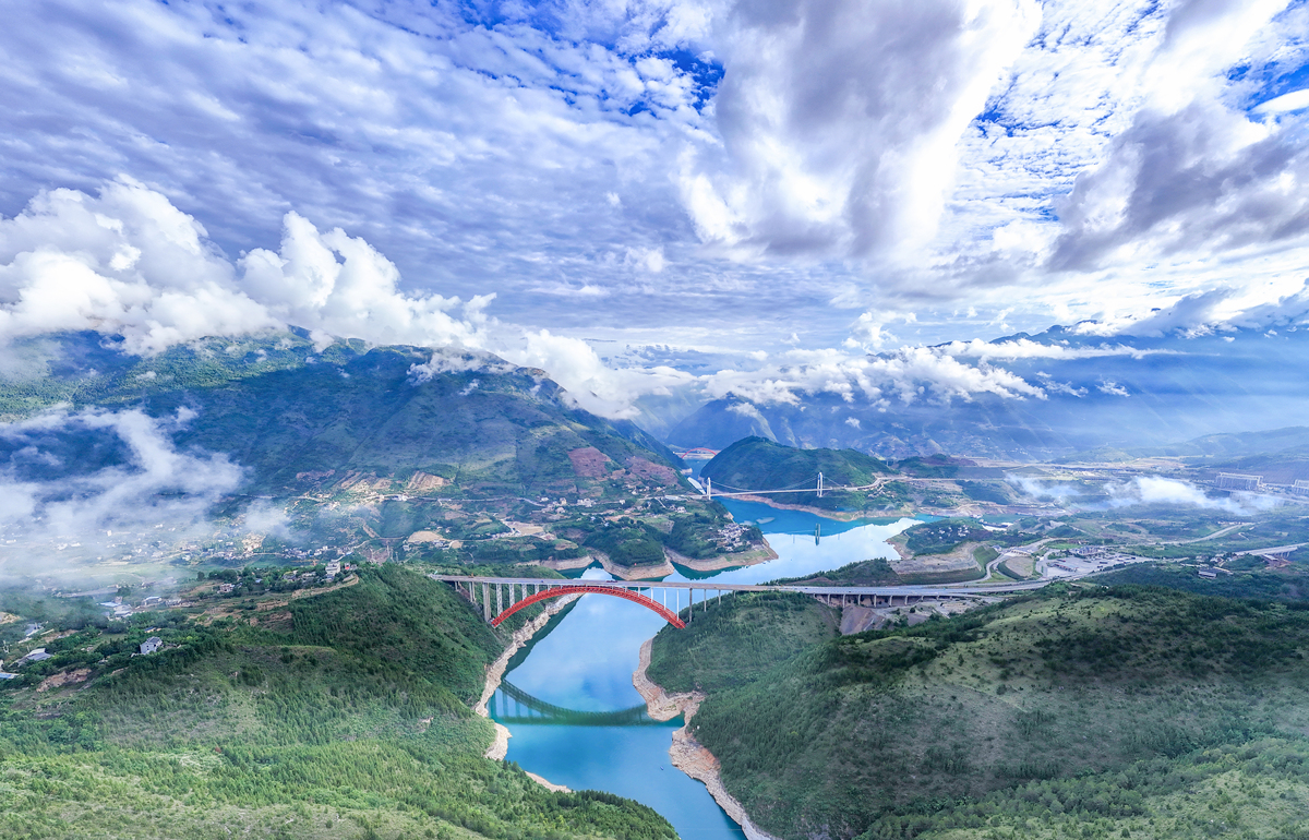 金沙江滨江城市旅游宣传语：探索自然之美，留下永恒回忆