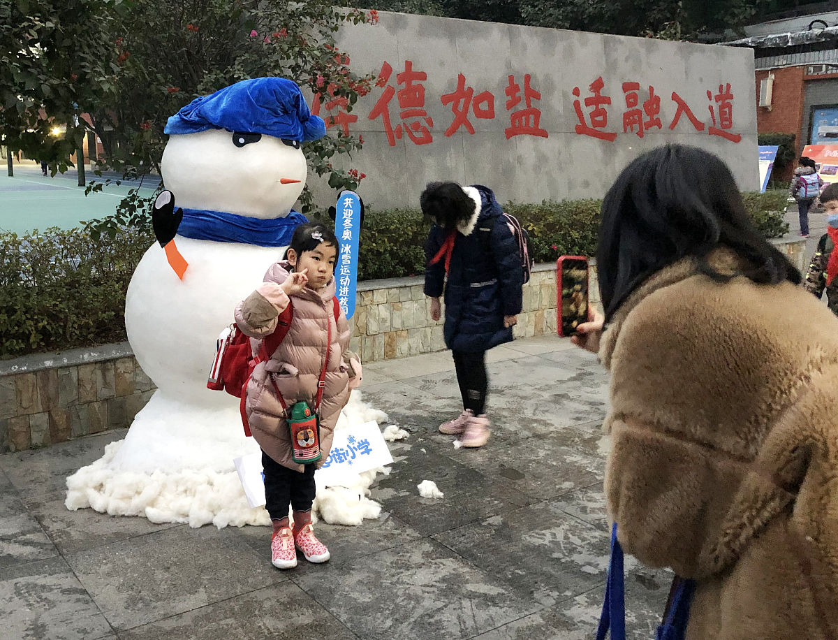 2020年1月6日,成都校园内布置了雪人.(如需下载使用,请务必署名 王红