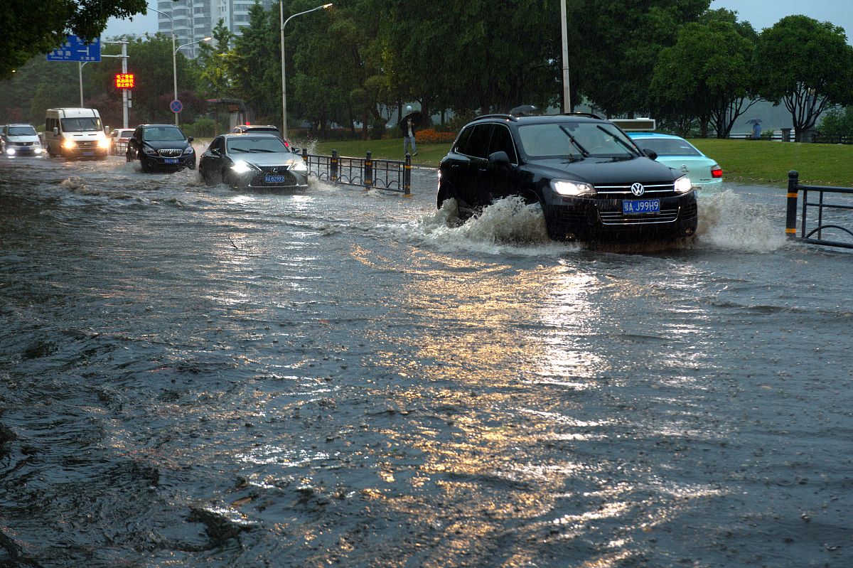 2021年5月10日,受强降雨影响,武汉市武昌区白鹭街出现积水,过往车辆宛