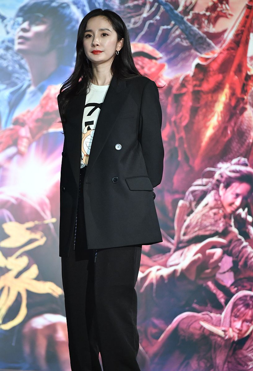 <strong>2</strong>021年2月25日,上海,杨幂现身《刺杀小说家》路演.杨幂