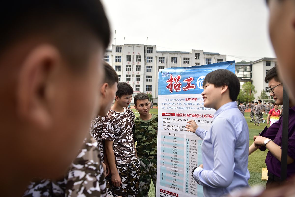 双减的政策下小学生上好社团活动的意义论文随着双减政策的实施小学生的学习压力逐渐减轻他们有更多的时间和机会参与社团活动。社团活动是指学生在课余时间组织起来进行的各种有益的活动例如音乐、舞蹈、体育、科技、文学等。这些活动在小学生的成长中具有重要的意义。首先社团活动可以促进小学生的综合素质发展。社团活动不仅可以培养学生的兴趣爱好还可以让他们在实践中学习各种技能和知识。比如参加音乐社团可以锻炼学生的音乐素