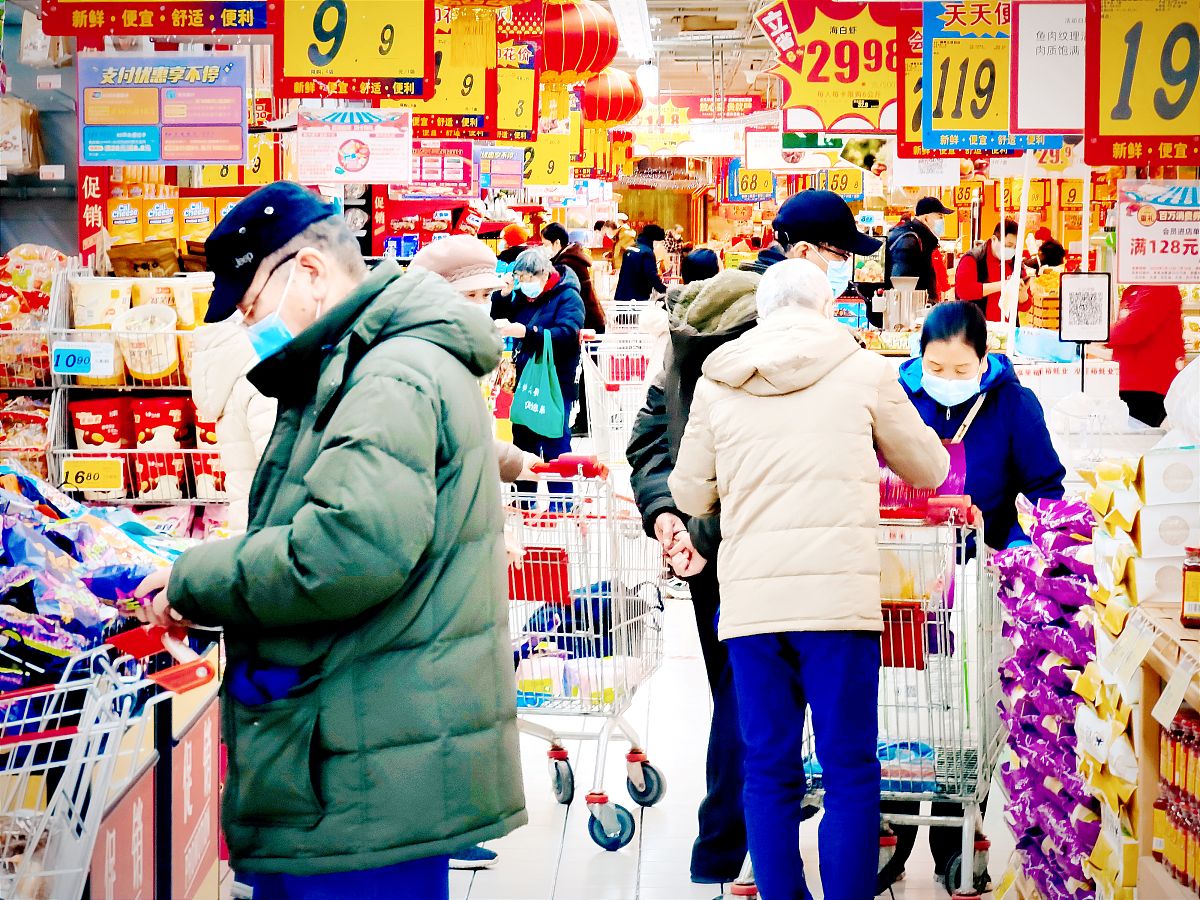 2022年1月13日,北京市民前往超市采购年货.