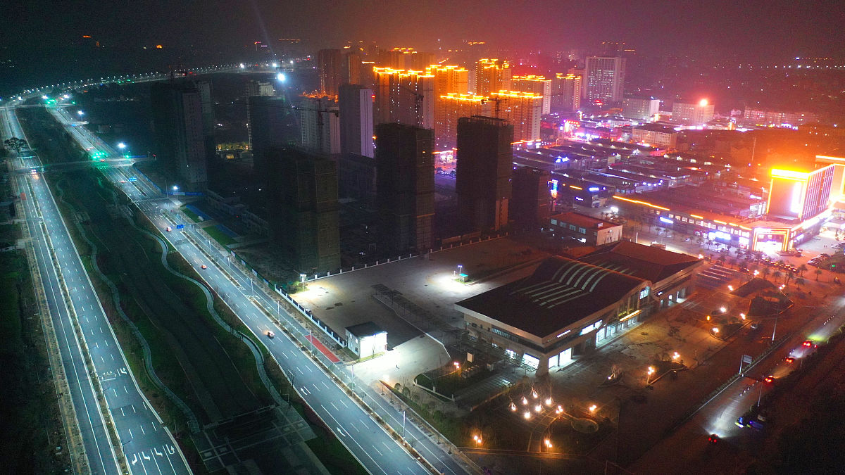 2022年1月20日,江西省吉安市泰和县祥和大道,洁白的led路灯照亮出行路