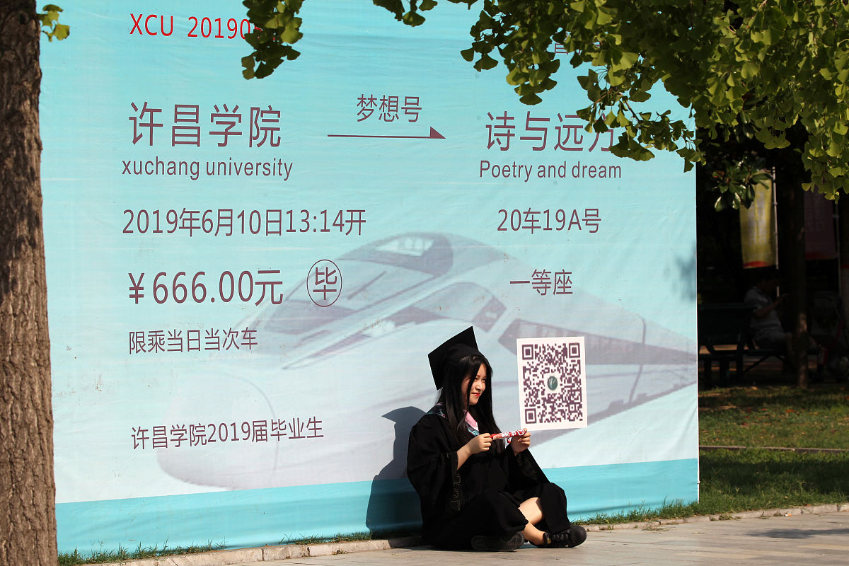 帮我修改这一段话周老师关于上次说的问题我回去和社团干部商量了一下现在有两个问题第一个是我们创协没开始正式换届大家也没正式开始工作所以也不能跟干部们商量具体该采取什么样的策略去帮忙推广校园卡。第二点比较麻烦是根据社团管理条例社团不得拉取任何形式的赞助。