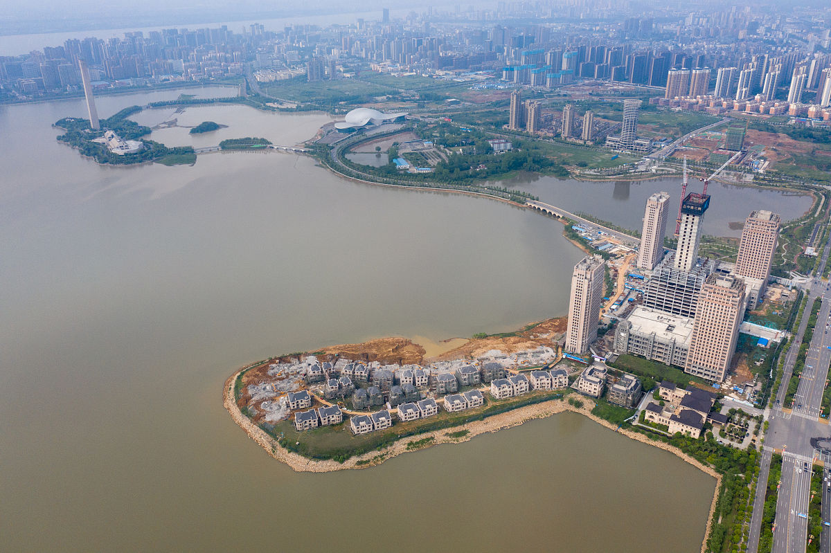2020年4月23日,航拍江西九江国际金融广场别墅群正在拆除.
