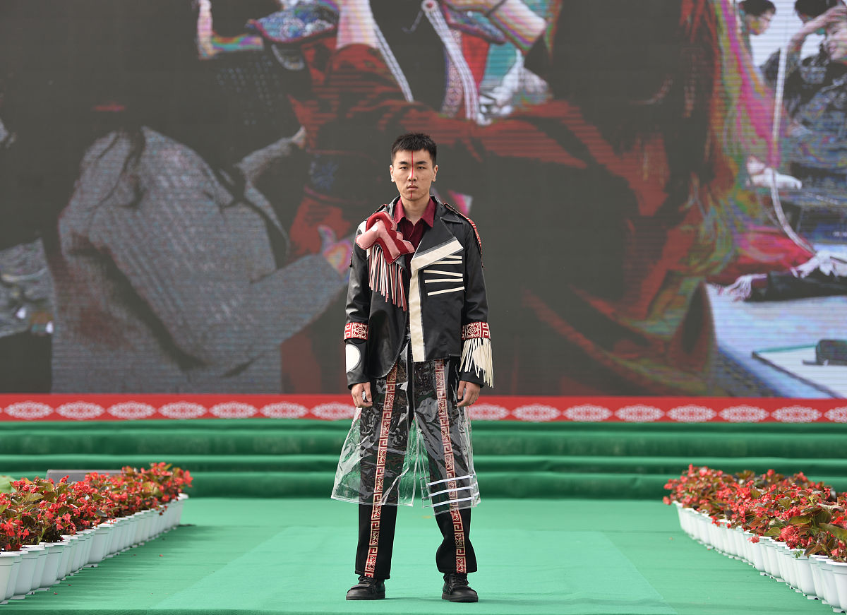 2021年7月10日,吉林松原,查干湖,独具地域特色的蒙古族服饰展.