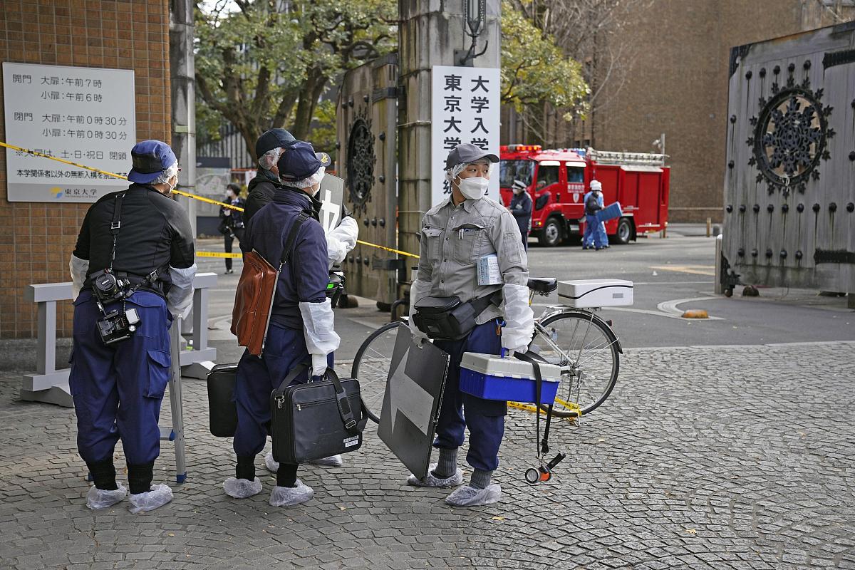 当地时间2022年1月15日,日本东京,调查人员正在检查东京大学入口.日本