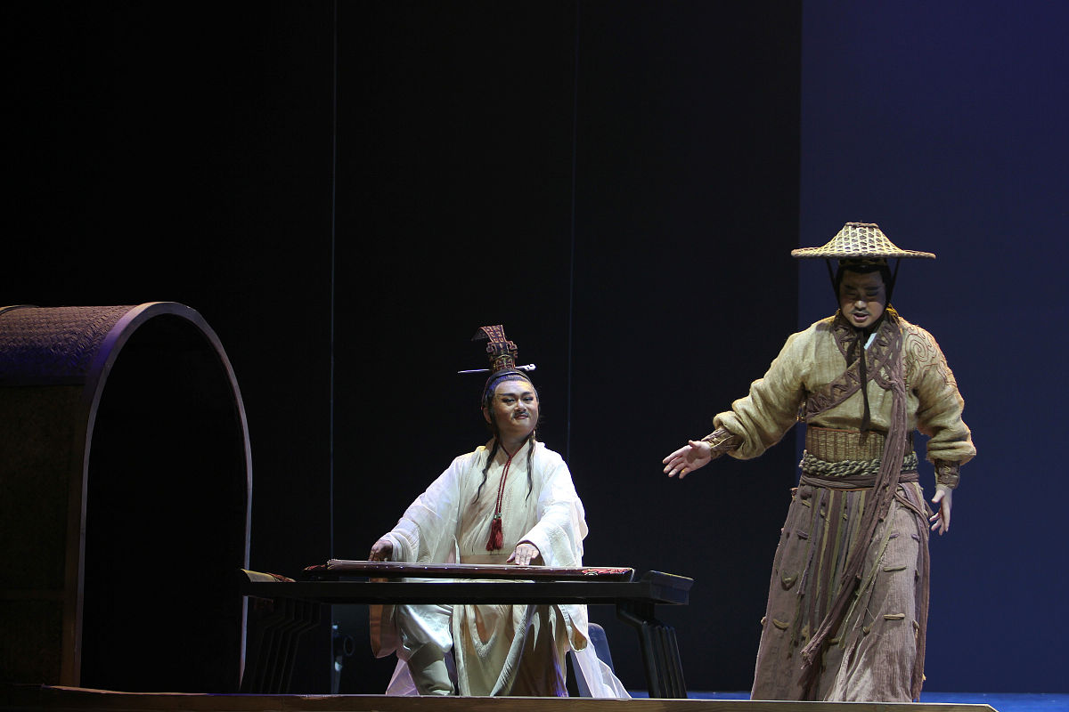 写一个短话剧素材来源于中国历史话剧人数在5人左右。历史背景：中国历史中战国中后期。各国之间的兼并战争越来越激烈。当时最强大的秦国积极向外扩张一心要吞并六国。面对这种形势屈原主张在国内积极改革变法图强；在国内联合齐、魏、赵等国共同抗秦。但这些主张遭到那些守旧贵族的强烈反对和排挤使其渐渐受冷落并且被流放。屈原一心报国却收到如此待遇满腔抱负难以施展眼睁睁看着楚国一天天衰败下去内心悲愤不已。最后屈原将满腔