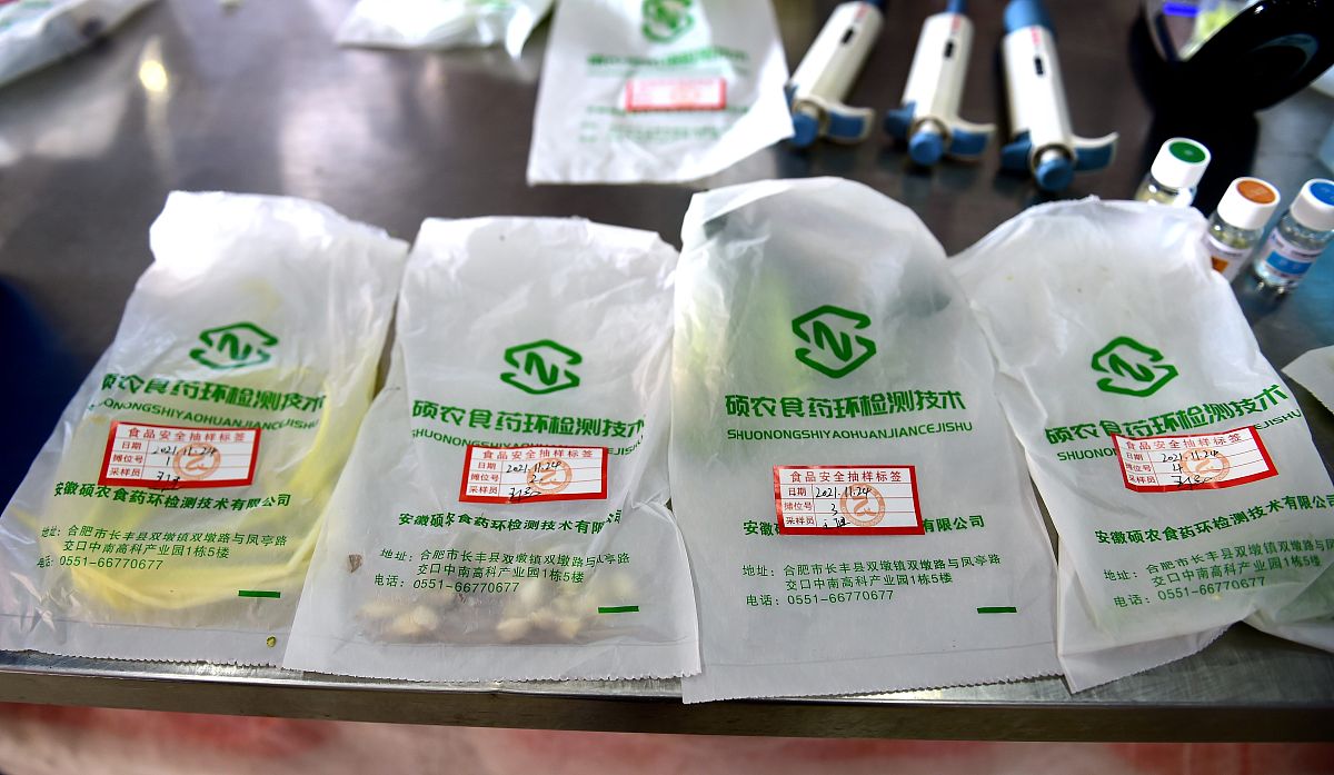 请翻译对方暂时未提供用于生产的大豆的品质结果。为了建立大豆品质与产品品质的参照。我们现场制作了原始大豆和产品的综合样品。由于目前工厂手续问题样品暂时不让带走于是我们对相关样品施加了铅封。