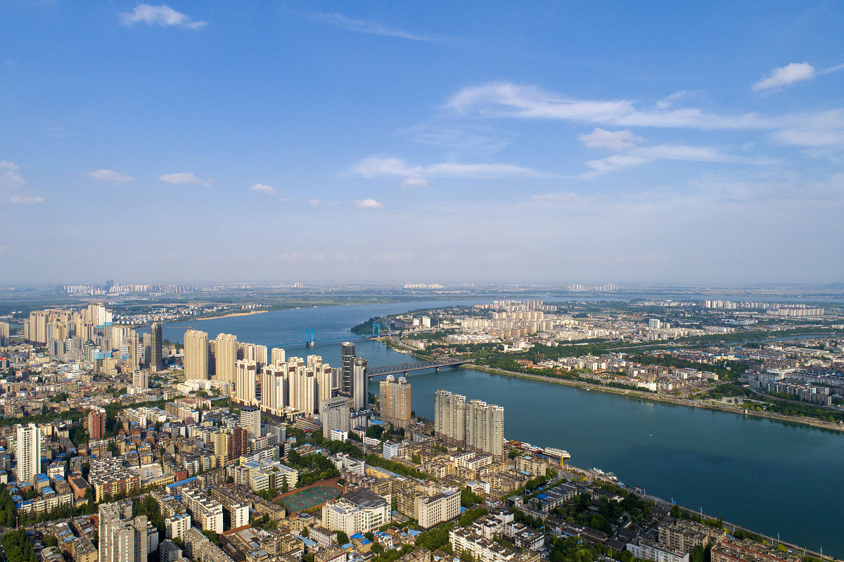 2021年5月31日,湖北襄阳,航拍汉江与江畔城市风光.